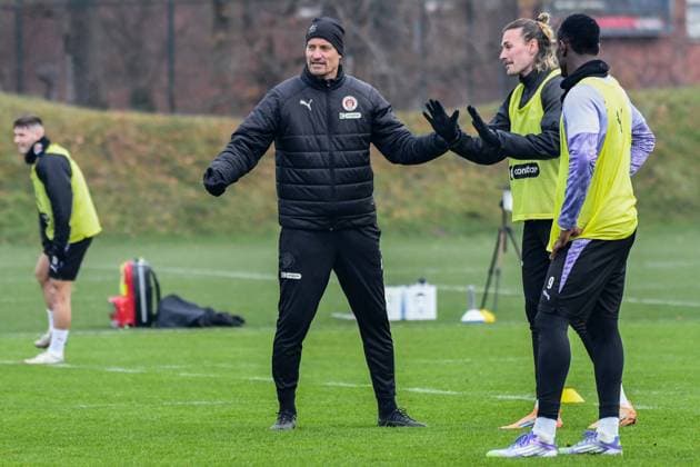 Trainer Alexander Blessin Jackson Irvine Abdoulie Ceesay ( Pauli ) Deutschland , Hamburg , Trainingsgelände an der Kollaustrasse , Fussball , 1. Bundesliga , Training des FC St Pauli