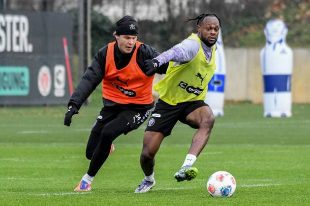 Jannik Robatsch Ricky-Jade Jones ( Pauli ) Deutschland , Hamburg , Trainingsgelände an der Kollaustrasse , Fussball , 1. Bundesliga , Training des FC St Pauli