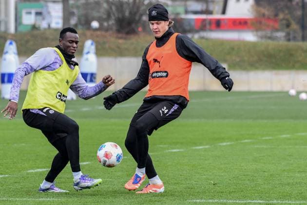 Abdoulie Ceesay Jannik Robatsch ( Pauli ) Deutschland , Hamburg , Trainingsgelände an der Kollaustrasse , Fussball , 1. Bundesliga , Training des FC St Pauli