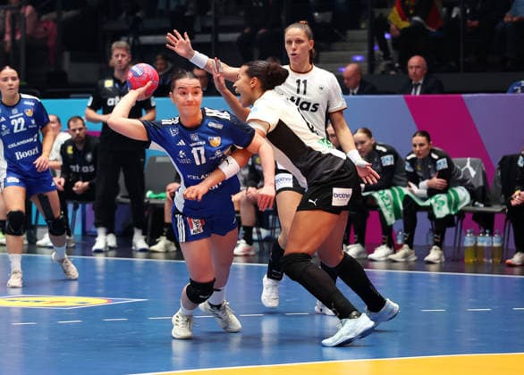 26.11.2025, Deutschland, Stuttgart, F27th IHF WomenÂ s World Championship, WM, Weltmeisterschaft 2025, Germany vs. Iceland, v.l. Elin Klara Thorkelsdottir (ISL), Aimee von Peraira (GER), Xenia Smits (GER)