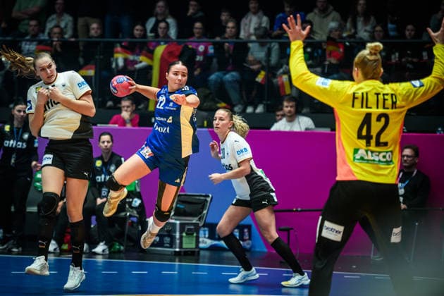 Elin Rosa Magnusdottir (Island, 22) vs. Katharina Filter (Deutschland, 42) GER, Deutschland - Island, Handball Weltmeisterschaft, Vorrunde, Gruppe C, 26.11.2025 GER, Deutschland - Island, Handball Weltmeisterschaft, Vorrunde, Gruppe C, 26.11.2025 Stuttgart Copyright: xSandyxDinkelackerx EP_SDR