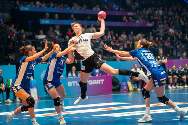 Handball I Frauen I Weltmeisterschaft I Vorrunde I 1. Spieltag I Deutschland - Island I 26.11.2025 Viola Leuchter (77, Deutschland) im Wurf Stuttgart Porsche Arena Baden-Württemberg Deutschland Copyright: xLobeca MaxxPetershansx