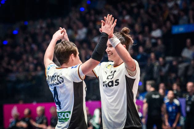 Emily Vogel (Deutschland, 20) freut sich mit Alina Grijseels (Deutschland, 04) GER, Deutschland - Island, Handball Weltmeisterschaft, Vorrunde, Gruppe C, 26.11.2025 GER, Deutschland - Island, Handball Weltmeisterschaft, Vorrunde, Gruppe C, 26.11.2025 Stuttgart Copyright: xSandyxDinkelackerx EP_SDR