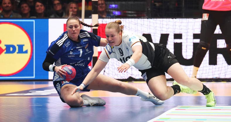 26.11.2025, Deutschland, Stuttgart, F27th IHF WomenÂ s World Championship, WM, Weltmeisterschaft 2025, Germany vs. Iceland, v.l. Diana Magnusdottir (ISL), Lisa Antl (GER)