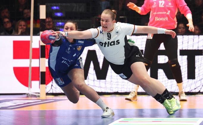 26.11.2025, Deutschland, Stuttgart, F27th IHF WomenÂ s World Championship, WM, Weltmeisterschaft 2025, Germany vs. Iceland, v.l. Diana Magnusdottir (ISL), Lisa Antl (GER)