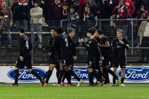 KOELN, GERMANY - NOVEMBER 26: Julius Emefile (FC Midtjylland, 18) and his teammates celebrate the 0:1 goal during the UEFA Youth League match between 1. FC Koeln vs. FC Midtjylland at Franz-Kremer-Stadion on round 3 of the UEFA Youth League on November 26, 2025 in Koeln, Germany. North Rhine Westphalia Germany Copyright: xBEAUTIFULxSPORTS Wunderlx
