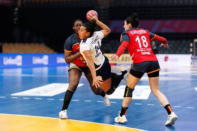 Maria Fernandez Estigarribia (Paraguay) im Zweikampf mit Maitane Martinez Echeverria (Spanien) und Lysa Tchaptchet (Spanien), Spanien vs Paraguay, Handball, IHF Handball Weltmeisterschaft der Frauen, 01.Spieltag, 26.11.2025 Spanien vs Paraguay, Handball, IHF Handball Weltmeisterschaft der Frauen, 01.Spieltag, 26.11.2025 Copyright: xEibner-Pressefoto AlexanderxNeisx EP_ANS