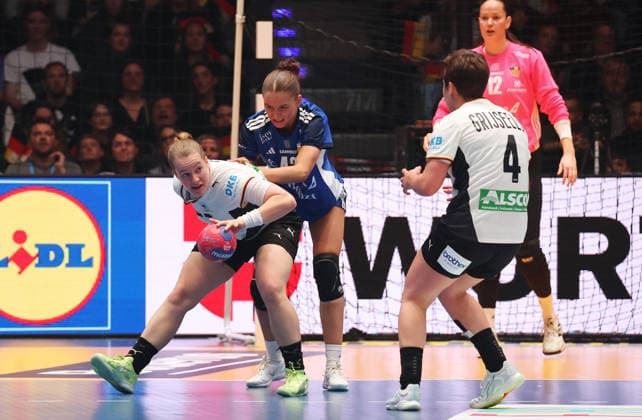 26.11.2025, Deutschland, Stuttgart, F27th IHF WomenÂ s World Championship, WM, Weltmeisterschaft 2025, Germany vs. Iceland, v.l. Lisa Antl (GER), Matthildur Jonsdottir (ISL), Alina Grijseels (GER)