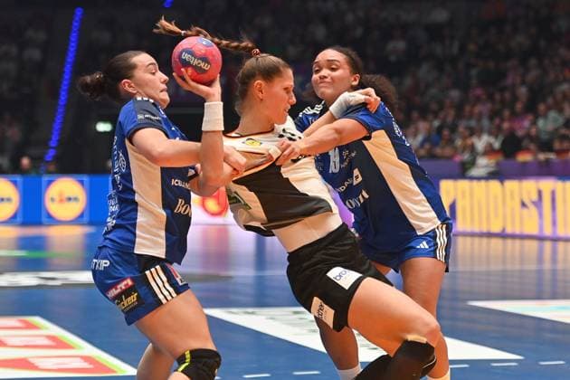 Xenia SMITS (GER), Aktion,Zweikampf gegen re:Lovisa THOMPSON (ISL). Vorrunde Deutschland - Island Handball WM der Frauen v. 26.11.-14.12.2025, am 26.11.2025 PORSCHE ARENA Stuttgart,