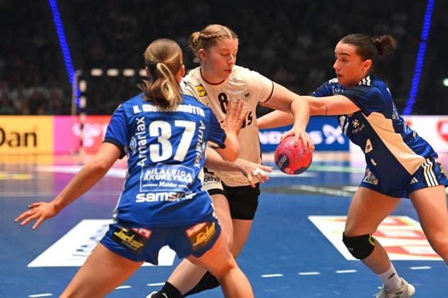 Nina ENGEL (GER), Aktion,Zweikampf gegen re:Aron GUNNARSSON (ISL), li:Rakel Oddny GUDMUNDSDOTTIR (ISL). Vorrunde Deutschland - Island Handball WM der Frauen v. 26.11.-14.12.2025, am 26.11.2025 PORSCHE ARENA Stuttgart,