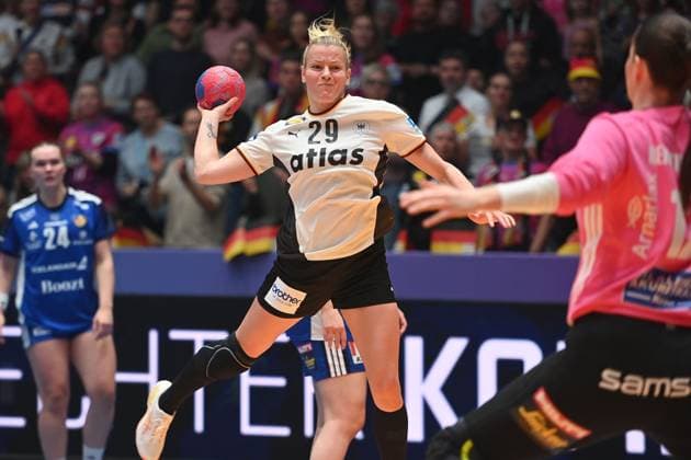 Antje DOELL (GER), Aktion,Wurf. Vorrunde Deutschland - Island Handball WM der Frauen v. 26.11.-14.12.2025, am 26.11.2025 PORSCHE ARENA Stuttgart,