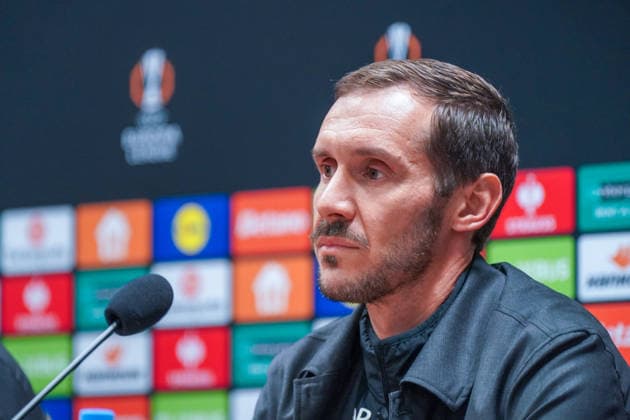 Tschechien: Pressekonferenz vor dem Fussballspiel UEFA Europa League 2025 26, 5. Spieltag - Viktoria Pilsen vs SC Freiburg - Doosan Arena (Pilsen): Julian Schuster (SC Freiburg, Trainer) Pilsen PlzeÅˆskÃ½ kraj Tschechien Copyright: xJOERANxSTEINSIEKx