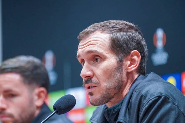 Tschechien: Pressekonferenz vor dem Fussballspiel UEFA Europa League 2025 26, 5. Spieltag - Viktoria Pilsen vs SC Freiburg - Doosan Arena (Pilsen): Julian Schuster (SC Freiburg, Trainer) Pilsen PlzeÅˆskÃ½ kraj Tschechien Copyright: xJOERANxSTEINSIEKx