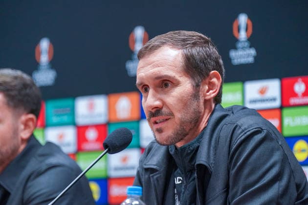 Tschechien: Pressekonferenz vor dem Fussballspiel UEFA Europa League 2025 26, 5. Spieltag - Viktoria Pilsen vs SC Freiburg - Doosan Arena (Pilsen): Julian Schuster (SC Freiburg, Trainer) Pilsen PlzeÅˆskÃ½ kraj Tschechien Copyright: xJOERANxSTEINSIEKx