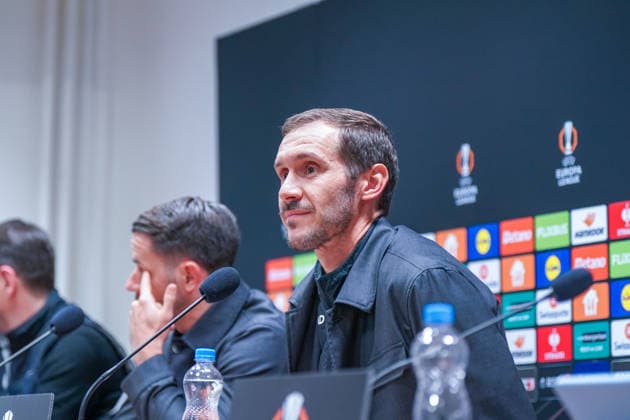 Tschechien: Pressekonferenz vor dem Fussballspiel UEFA Europa League 2025 26, 5. Spieltag - Viktoria Pilsen vs SC Freiburg - Doosan Arena (Pilsen): Julian Schuster (SC Freiburg, Trainer) Pilsen PlzeÅˆskÃ½ kraj Tschechien Copyright: xJOERANxSTEINSIEKx