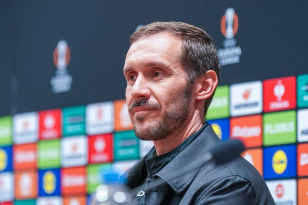 Tschechien: Pressekonferenz vor dem Fussballspiel UEFA Europa League 2025 26, 5. Spieltag - Viktoria Pilsen vs SC Freiburg - Doosan Arena (Pilsen): Julian Schuster (SC Freiburg, Trainer) Pilsen PlzeÅˆskÃ½ kraj Tschechien Copyright: xJOERANxSTEINSIEKx