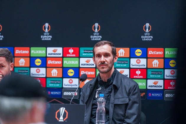 Tschechien: Pressekonferenz vor dem Fussballspiel UEFA Europa League 2025 26, 5. Spieltag - Viktoria Pilsen vs SC Freiburg - Doosan Arena (Pilsen): Julian Schuster (SC Freiburg, Trainer) Pilsen PlzeÅˆskÃ½ kraj Tschechien Copyright: xJOERANxSTEINSIEKx