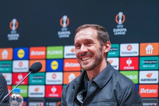 Tschechien: Pressekonferenz vor dem Fussballspiel UEFA Europa League 2025 26, 5. Spieltag - Viktoria Pilsen vs SC Freiburg - Doosan Arena (Pilsen): Julian Schuster (SC Freiburg, Trainer) Pilsen PlzeÅˆskÃ½ kraj Tschechien Copyright: xJOERANxSTEINSIEKx