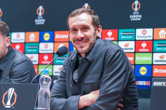 Tschechien: Pressekonferenz vor dem Fussballspiel UEFA Europa League 2025 26, 5. Spieltag - Viktoria Pilsen vs SC Freiburg - Doosan Arena (Pilsen): Julian Schuster (SC Freiburg, Trainer) Pilsen PlzeÅˆskÃ½ kraj Tschechien Copyright: xJOERANxSTEINSIEKx