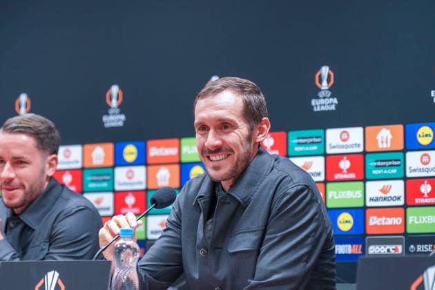 Tschechien: Pressekonferenz vor dem Fussballspiel UEFA Europa League 2025 26, 5. Spieltag - Viktoria Pilsen vs SC Freiburg - Doosan Arena (Pilsen): Julian Schuster (SC Freiburg, Trainer) Pilsen PlzeÅˆskÃ½ kraj Tschechien Copyright: xJOERANxSTEINSIEKx