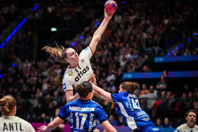 Viola Leuchter (Deutschland, 77) vs. Matthildur Lilja Jonsdottir (Island, 43) und Elin Klara Thorkelsdottir (Island, 17) GER, Deutschland - Island, Handball Weltmeisterschaft, Vorrunde, Gruppe C, 26.11.2025 GER, Deutschland - Island, Handball Weltmeisterschaft, Vorrunde, Gruppe C, 26.11.2025 Stuttgart Copyright: xSandyxDinkelackerx EP_SDR