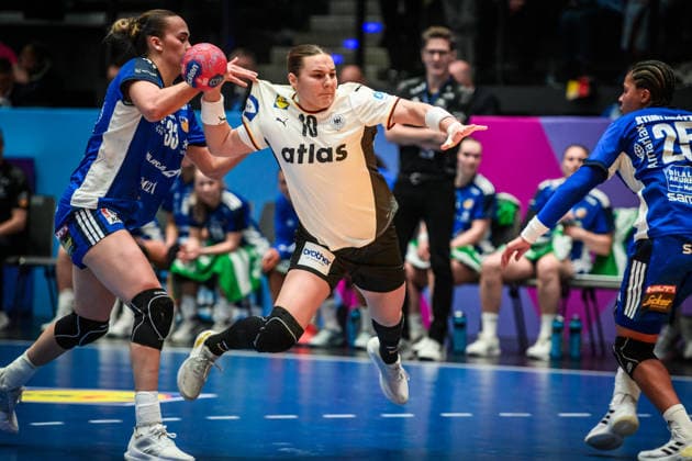 Mareike Thomaier (Deutschland, 10) vorbei an Katrin Tinna Jensdottir (Island, 33) GER, Deutschland - Island, Handball Weltmeisterschaft, Vorrunde, Gruppe C, 26.11.2025 GER, Deutschland - Island, Handball Weltmeisterschaft, Vorrunde, Gruppe C, 26.11.2025 Stuttgart Copyright: xSandyxDinkelackerx EP_SDR