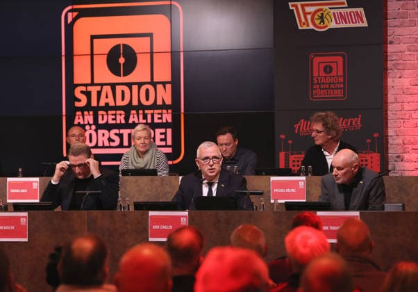 vorn v.l. Oskar Kosche (Vorstand), Präsident Dirk Zingler, Dirk Thieme (Vorstandsvorsitzender) Hauptversammlung der An der Alten Försterei Stadionbetriebs AG Fußball Fussball Bundesliga Herren DFL Saison 2025 2026 26.11.2025 1.FC Union Berlin FCU