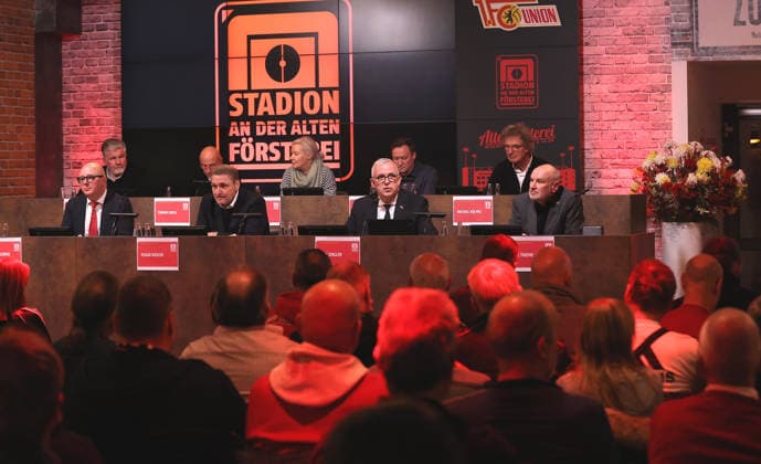vorn v.l. Thomas Stäpke, Oskar Kosche (Vorstand), Präsident Dirk Zingler, Dirk Thieme (Vorstandsvorsitzender) Hauptversammlung der An der Alten Försterei Stadionbetriebs AG Fußball Fussball Bundesliga Herren DFL Saison 2025 2026 26.11.2025 1.FC Union Berlin FCU