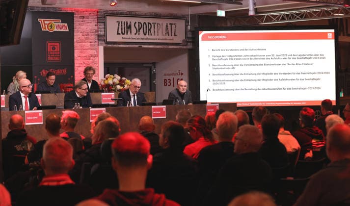vorn v.l. Thomas Stäpke, Oskar Kosche (Vorstand), Präsident Dirk Zingler, Dirk Thieme (Vorstandsvorsitzender) Hauptversammlung der An der Alten Försterei Stadionbetriebs AG Fußball Fussball Bundesliga Herren DFL Saison 2025 2026 26.11.2025 1.FC Union Berlin FCU