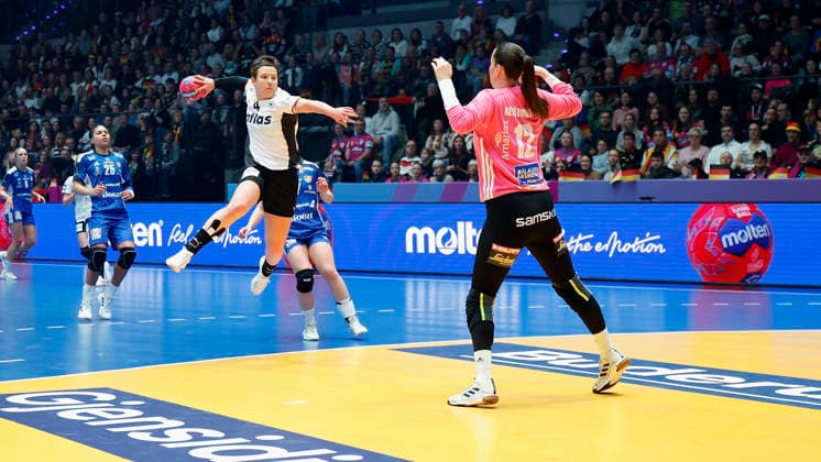 l.-r.: Alina Grijseels (DHB, 4) and Torwartin, Goalkeeper Hafdis Renoedottir (Island, 12), Womens Handball World Championship, WM, Weltmeisterschaft 2025, Germany - Iceland, GER, Stuttgart, Porsche Arena Copyright: HMBxMedia xHeikoxBecker