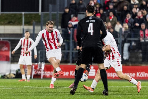 KOELN, GERMANY - NOVEMBER 26: Fynn Schenten (1. FC Koeln, 9) scores the 1:1 goal during the UEFA Youth League match between 1. FC Koeln vs. FC Midtjylland at Franz-Kremer-Stadion on round 3 of the UEFA Youth League on November 26, 2025 in Koeln, Germany. North Rhine Westphalia Germany Copyright: xBEAUTIFULxSPORTS Wunderlx
