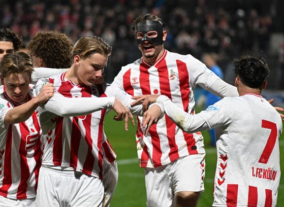26.11.2025, xophax, Fussball , UEFA Youth League . 1.FC Köln U19 gegen FC Midtjylland. Fynn Schenten ( 1.FC Köln ) 2. von links nach Tor Koeln