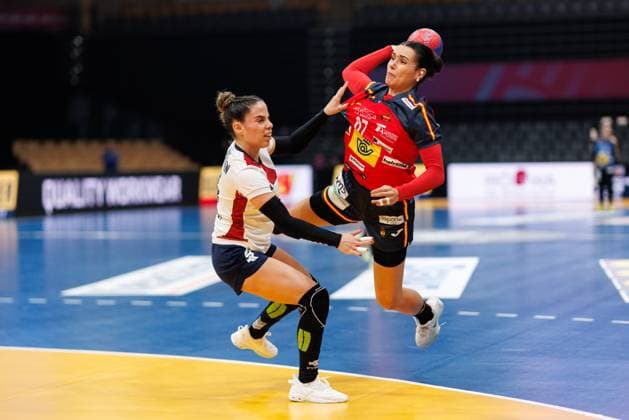 Fernanda Insfran Mora (Paraguay) im Zweikampf mit Elba Torrado lvarez (Spanien), Spanien vs Paraguay, Handball, IHF Handball Weltmeisterschaft der Frauen, 01.Spieltag, 26.11.2025 Spanien vs Paraguay, Handball, IHF Handball Weltmeisterschaft der Frauen, 01.Spieltag, 26.11.2025 Copyright: xEibner-Pressefoto AlexanderxNeisx EP_ANS