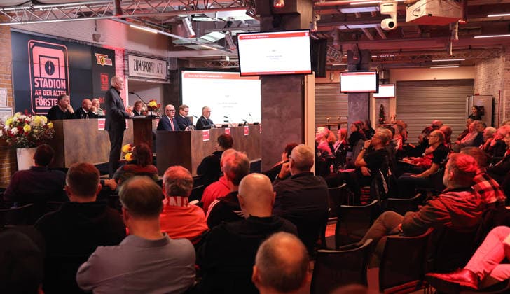 v.l. Dirk Thieme (Vorstandsvorsitzender), Thomas Stäpke, Oskar Kosche (Vorstand), Präsident Dirk Zingler, Übersicht Hauptversammlung der An der Alten Försterei Stadionbetriebs AG Fußball Fussball Bundesliga Herren DFL Saison 2025 2026 26.11.2025 1.FC Union Berlin FCU