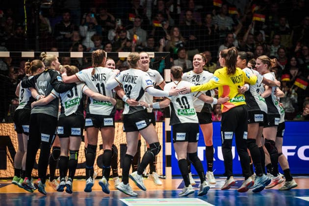 Deutsche Handball Nationalmannschaft - Jubeltanz nach Heimsieg in Stuttgart GER, Deutschland - Island, Handball Weltmeisterschaft, Vorrunde, Gruppe C, 26.11.2025 GER, Deutschland - Island, Handball Weltmeisterschaft, Vorrunde, Gruppe C, 26.11.2025 Stuttgart Copyright: xSandyxDinkelackerx EP_SDR