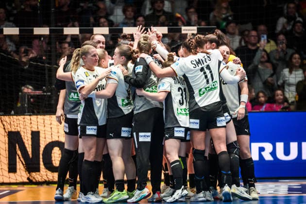 Deutsche Handball Nationalmannschaft - Teamkreis, Teamspirit GER, Deutschland - Island, Handball Weltmeisterschaft, Vorrunde, Gruppe C, 26.11.2025 GER, Deutschland - Island, Handball Weltmeisterschaft, Vorrunde, Gruppe C, 26.11.2025 Stuttgart Copyright: xSandyxDinkelackerx EP_SDR