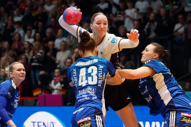 l.-r.: Matthildur Jonsdottir (Island, 43), Nieke Kuehne (DHB, 19) and Diana Magnusdottir (Island, 7), Womens Handball World Championship, WM, Weltmeisterschaft 2025, Germany - Iceland, GER, Stuttgart, Porsche Arena Copyright: HMBxMedia xHeikoxBecker