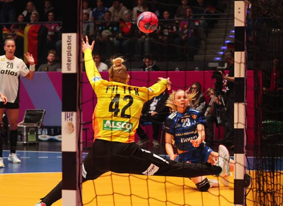 26.11.2025, Deutschland, Stuttgart, F27th IHF WomenÂ s World Championship, WM, Weltmeisterschaft 2025, Germany vs. Iceland, v.l. Katharina Filter (GER), Dana Gudmundsdottir (ISL)