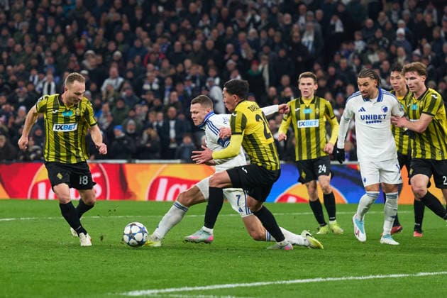 Viktor Claesson of FC Copenhagen fights for the ball against Dan Glazer (18) and Yerkin Tapalov (20) of FC Kairat during the Champions League match between FC Copenhagen and FC Kairat at Parken on November 26, 2025 in Copenhagen, Denmark (Photo by Camilla Stolen Imago) Copenhagen Denmark Copyright: xCamillaxStolenx L1093969
