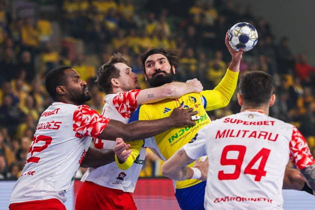 Kielce 26.11.2025. Pilka reczna liga mistrzow sezon 2025 2026 kolejka 10 mecz : Industria Kielce - Dynamo Bukareszt --- Handball EHF Champions League season 2025 2026 match : Industria Kielce - Dinamo Bucuresti nz jorge maqueda peno pedro veitia valdes robert mihai militaru Fot. Igor Jakubowski Arena Akcji NEWSPIX.PL --- newspix.pl 