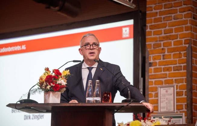 Fußball, Herren, Saison 2025 2026, 1. Bundesliga, 1. FC Union Berlin, 14. Ordentliche Hauptversammlung der An der Alten Försterei Stadionbetriebs AG, Dirk Zingler (Aufsichtsrats-Chef Stadionbetriebs AG) und Präsident des e.V., 26.11. 2025, Copyright: xMatthiasxKochx