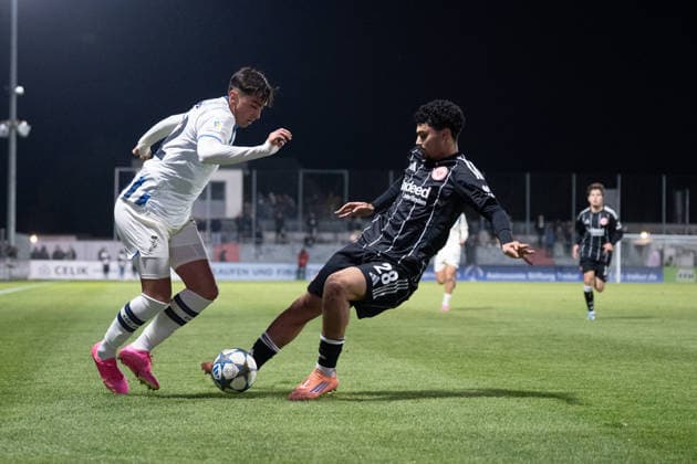 26.11.2025, xhfmx, Fußball UEFA Youth League, Eintracht Frankfurt - Aatalanta Bergamo v.l. Samir Mouisse (Atalanta Bergamo) und Akram Ayadi (Eintracht Frankfurt) im Zweikampf (DFL DFB REGULATIONS PROHIBIT ANY USE OF PHOTOGRAPHS as IMAGE SEQUENCES and or QUASI-VIDEO) Dreieich