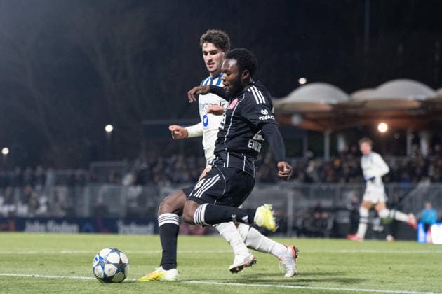 26.11.2025, xhfmx, Fußball UEFA Youth League, Eintracht Frankfurt - Aatalanta Bergamo v.l. Derek Boakye Osei (Eintracht Frankfurt) klärt vor Dion Cakolli (Atalanta Bergamo) (DFL DFB REGULATIONS PROHIBIT ANY USE OF PHOTOGRAPHS as IMAGE SEQUENCES and or QUASI-VIDEO) Dreieich