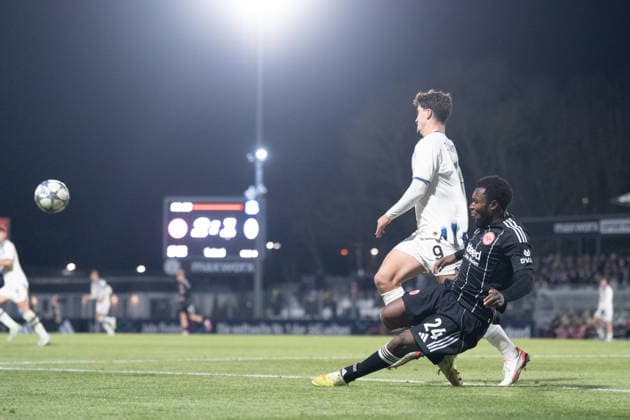 26.11.2025, xhfmx, Fußball UEFA Youth League, Eintracht Frankfurt - Aatalanta Bergamo v.l. Derek Boakye Osei (Eintracht Frankfurt) klärt vor Dion Cakolli (Atalanta Bergamo) (DFL DFB REGULATIONS PROHIBIT ANY USE OF PHOTOGRAPHS as IMAGE SEQUENCES and or QUASI-VIDEO) Dreieich