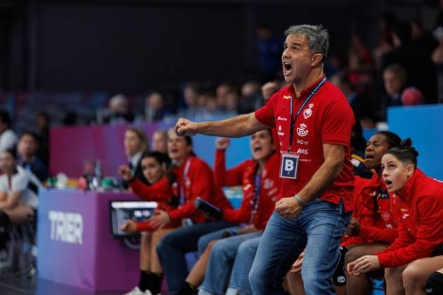 Ambrosio Jose Cedres Martin (Trainer Spanien) an der Seitenlinie, Spanien vs Paraguay, Handball, IHF Handball Weltmeisterschaft der Frauen, 01.Spieltag, 26.11.2025 Spanien vs Paraguay, Handball, IHF Handball Weltmeisterschaft der Frauen, 01.Spieltag, 26.11.2025 Copyright: xEibner-Pressefoto AlexanderxNeisx EP_ANS