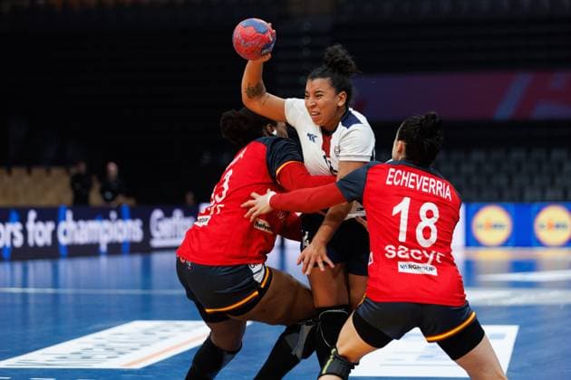 Maria Fernandez Estigarribia (Paraguay) im Zweikampf mit Alicia Cissokoh Gassama (Spanien) und Maitane Martinez Echeverria (Spanien), Spanien vs Paraguay, Handball, IHF Handball Weltmeisterschaft der Frauen, 01.Spieltag, 26.11.2025 Spanien vs Paraguay, Handball, IHF Handball Weltmeisterschaft der Frauen, 01.Spieltag, 26.11.2025 Copyright: xEibner-Pressefoto AlexanderxNeisx EP_ANS