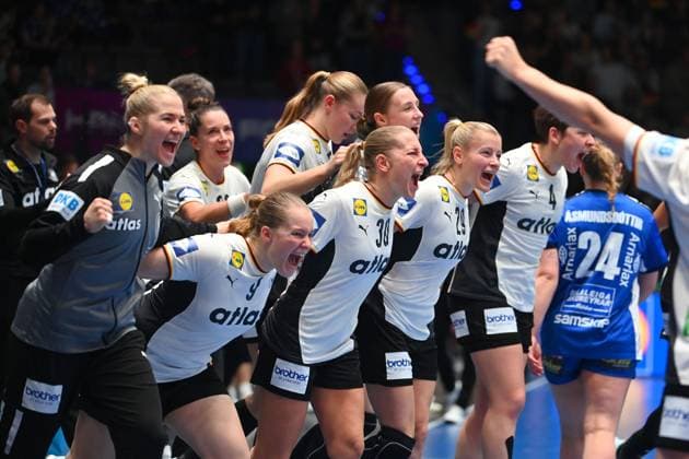 Schlussjubel Teamfoto,Team, Mannschaft,Mannschaftsfoto GER, Jubel,Freude,Begeisterung, v.li:Torhueterin Katharina FILTER (GER), Lisa Carolin ANTL (GER),Jenny BEHREND (GER), Antje DOELL (GER),Alina GRIJSEELS (GER), Handball Weltmeisterschaft 2025,Vorrunde. Deutschland - Island 32-25 Handball WM der Frauen v. 26.11.-14.12.2025, am 26.11.2025 PORSCHE ARENA Stuttgart, 27th IHF Women s World Chamionships The Netherlands and Germany.