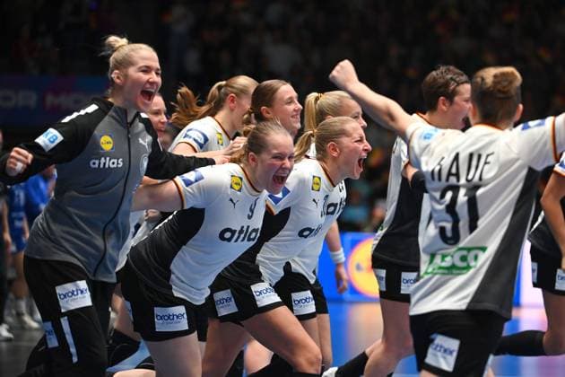 Schlussjubel Teamfoto,Team, Mannschaft,Mannschaftsfoto GER, Jubel,Freude,Begeisterung, v.li:Torhueterin Katharina FILTER (GER), Lisa Carolin ANTL (GER),Jenny BEHREND (GER), Handball Weltmeisterschaft 2025,Vorrunde. Deutschland - Island 32-25 Handball WM der Frauen v. 26.11.-14.12.2025, am 26.11.2025 PORSCHE ARENA Stuttgart, 27th IHF Women s World Chamionships The Netherlands and Germany.