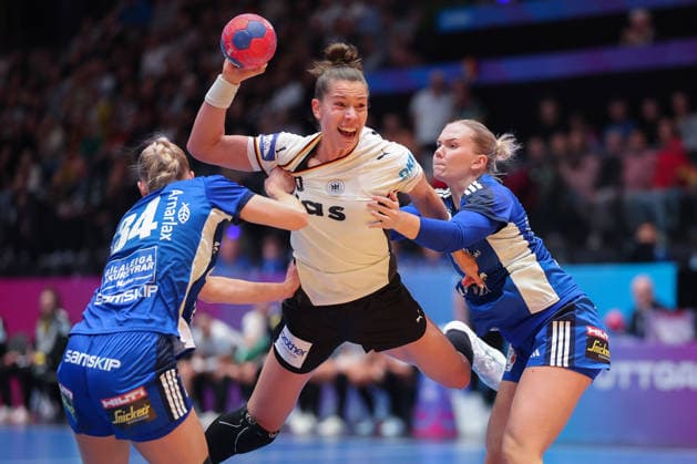 Deutschland - Island, IHF Handball-WM der Frauen Emily Vogel (Deutschland) am Kreis. Vorrundenspiel der Handball-WM der Frauen zwischen Deutschland und Island am 26. November 2025 in der Porsche-Arena in Stuttgart., Stuttgart Baden-Württemberg Deutschland Porsche-Arena