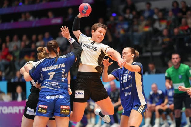 Deutschland - Island, IHF Handball-WM der Frauen Alina Grijseels (Deutschland). Vorrundenspiel der Handball-WM der Frauen zwischen Deutschland und Island am 26. November 2025 in der Porsche-Arena in Stuttgart., Stuttgart Baden-Württemberg Deutschland Porsche-Arena